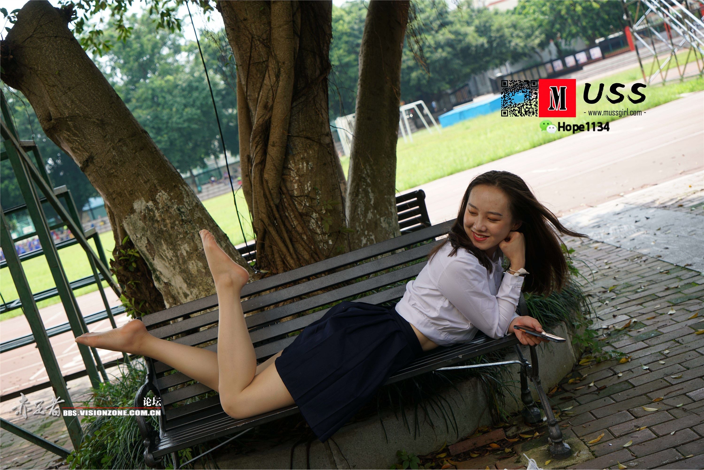 MussGirl慕丝女郎  NO.073 美女老师红红的超薄丝袜嫩足